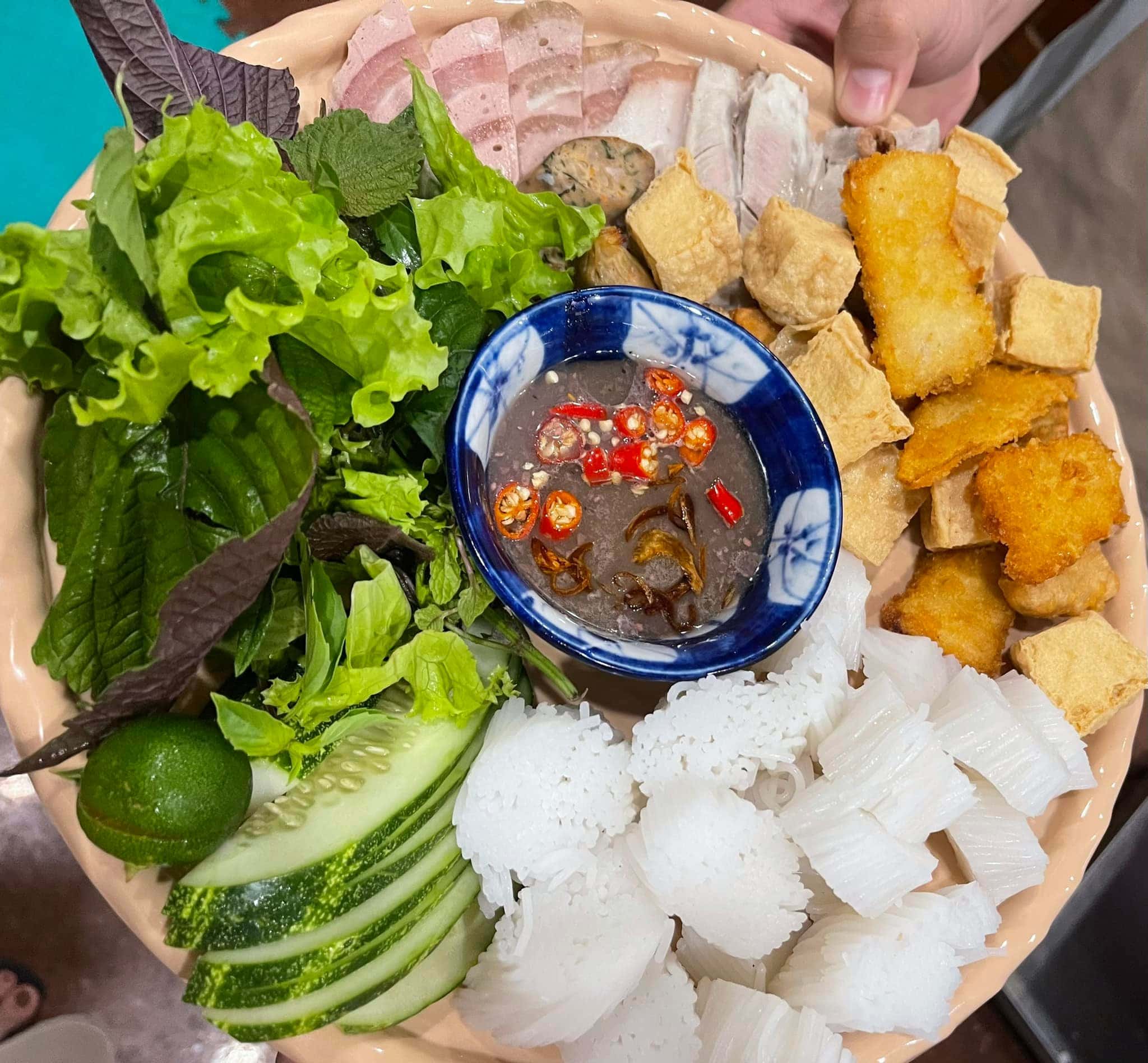 Bún đậu mắm tôm Hội An Bún đậu 2 Béo được bày trí đẹp mắt trên khay