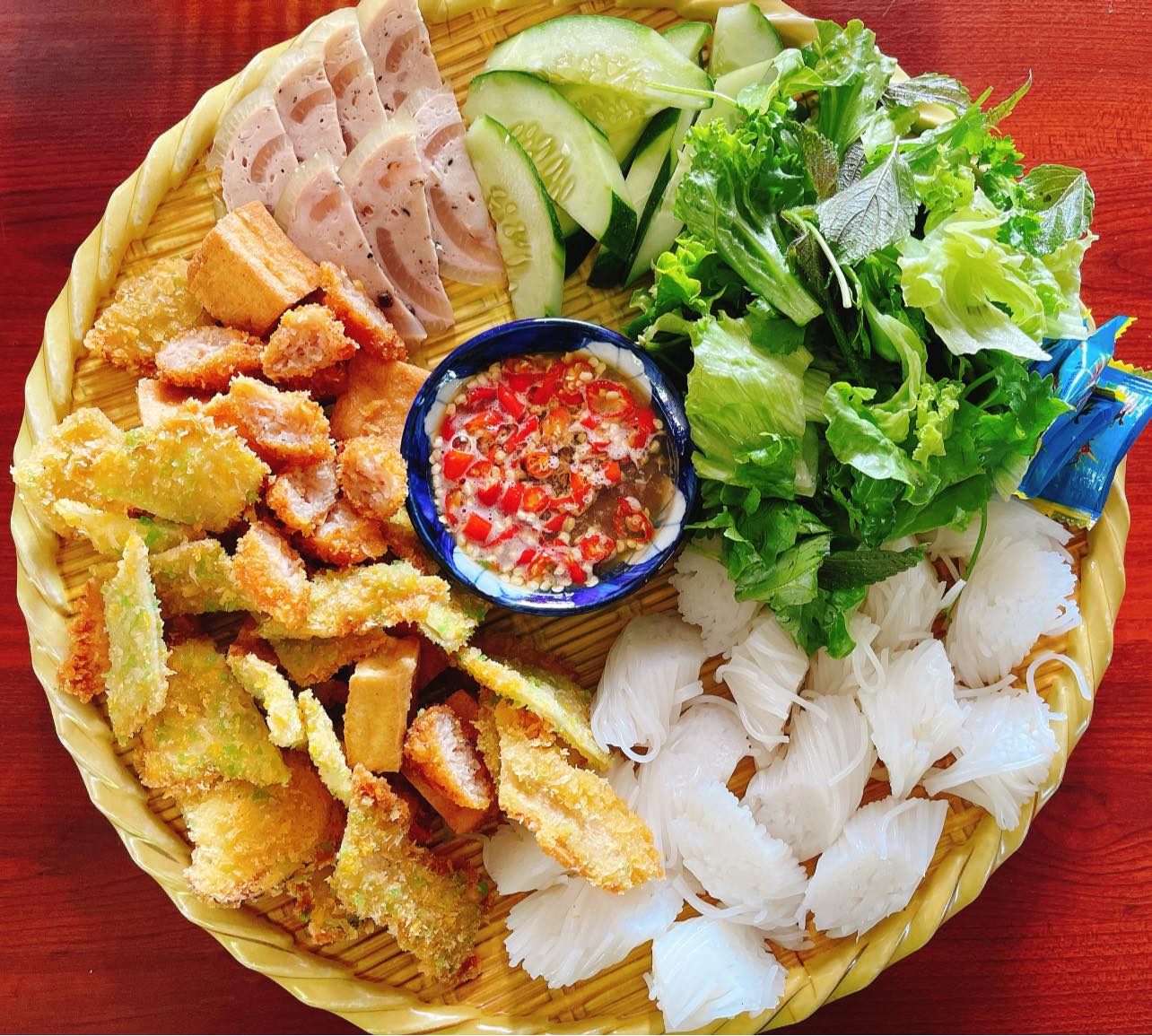 Bún đậu mắm tôm Hội An Đậu và món ăn kèm luôn nóng hổi tại quán Thu Quảng Trường