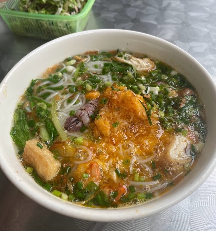 Ai đến quán bún hải sản Chăm Hương cũng phải ăn no mới ra về