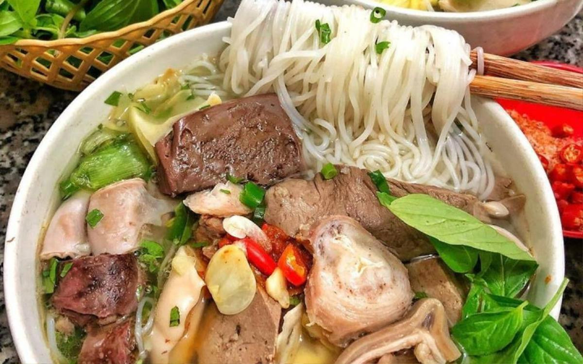 Bún lòng Hà Nội Với tuổi đời hơn 10 năm, Thắng Vẹo được nhiều thực khách yêu thích khi có món bún lòng Hà Nội ngon “hết nước chấm”