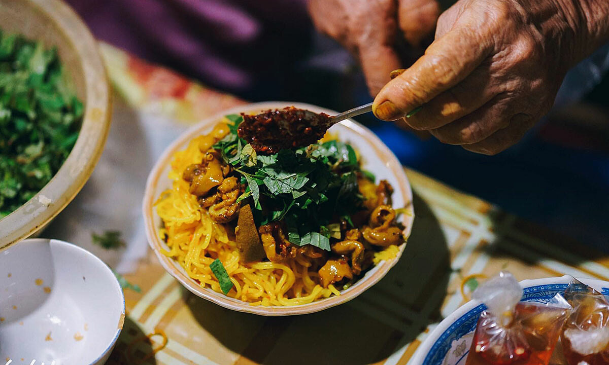 Bát bún lòng xào nghệ Đà Nẵng đầy đặn, đa dạng nguyên liệu và hương vị vô cùng đặc sắc