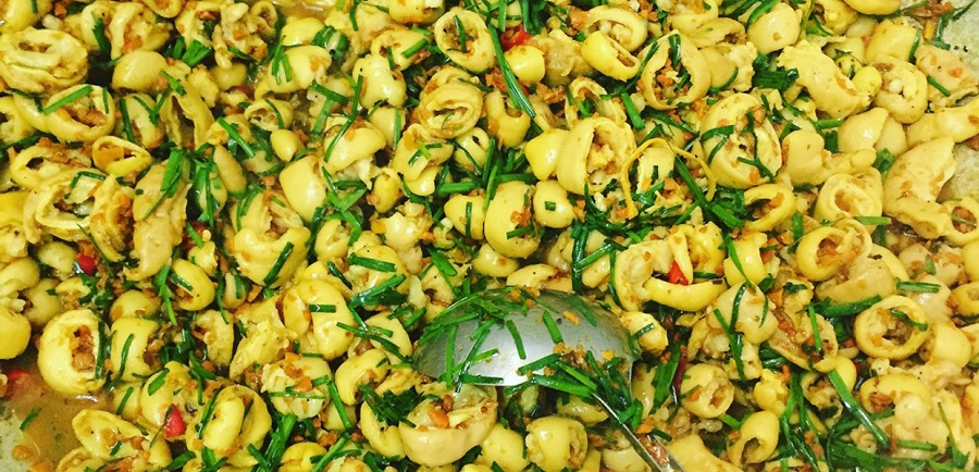 Quán Sương Phan là một địa điểm chuyên phục vụ món bún lòng xào nghệ tại Đà Nẵng