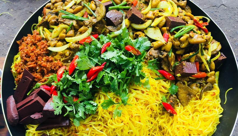 Món bún nghệ 117 Ngô Gia tự được nêm nếm gia vị đậm đà và còn có thể kết hợp với tré và chả