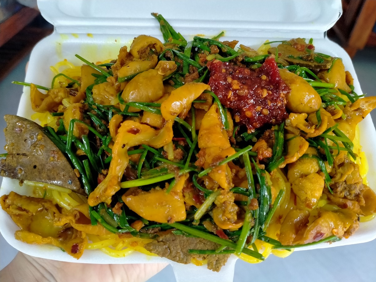 Hương vị mộc mạc của món bún nghệ tại quán Mum Bơ