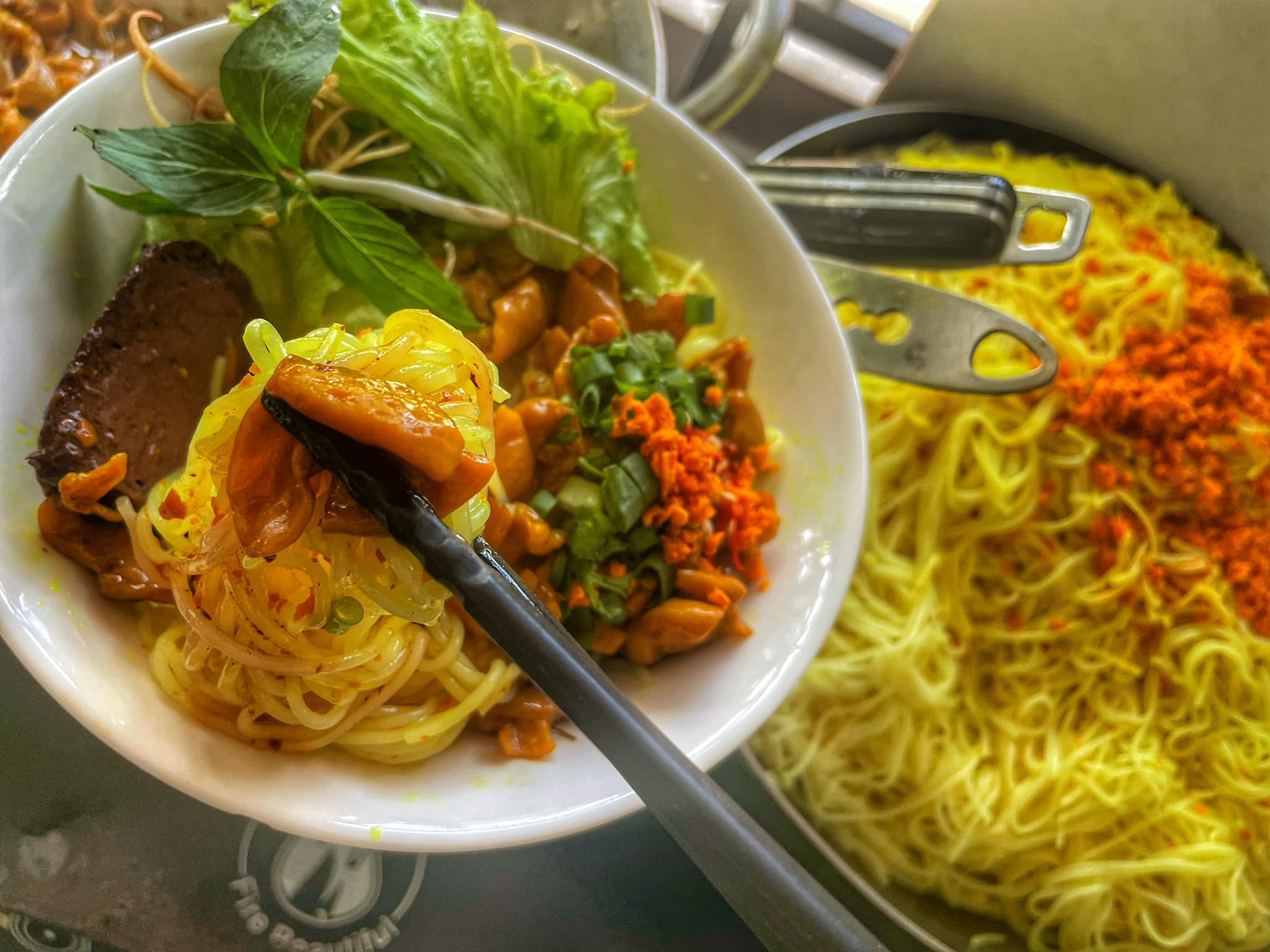 Không có lý do gì để bạn không ghé thử một lần tại Bún Lòng Xào Nghệ Đà Nẵng & Súp Hầm Xương