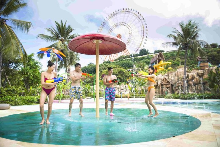 ‘’Cuộc đại chiến’’ dưới nước thú vị của các bạn trẻ