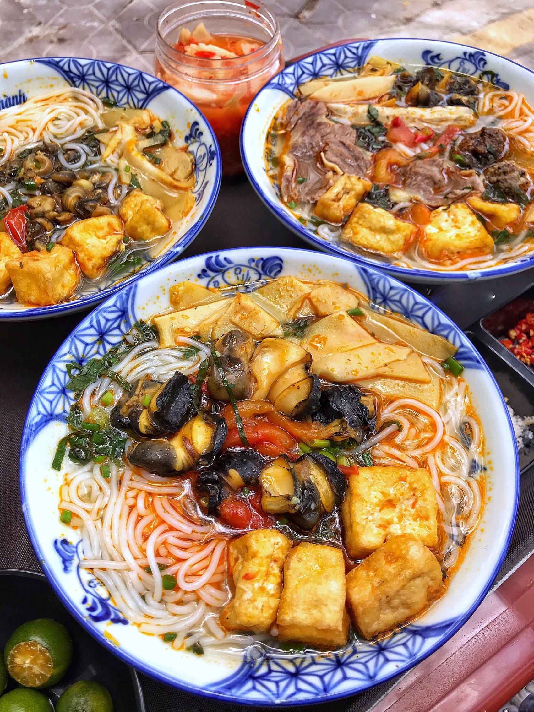 Bún ốc với phần nước dùng đậm đà, topping hấp dẫn