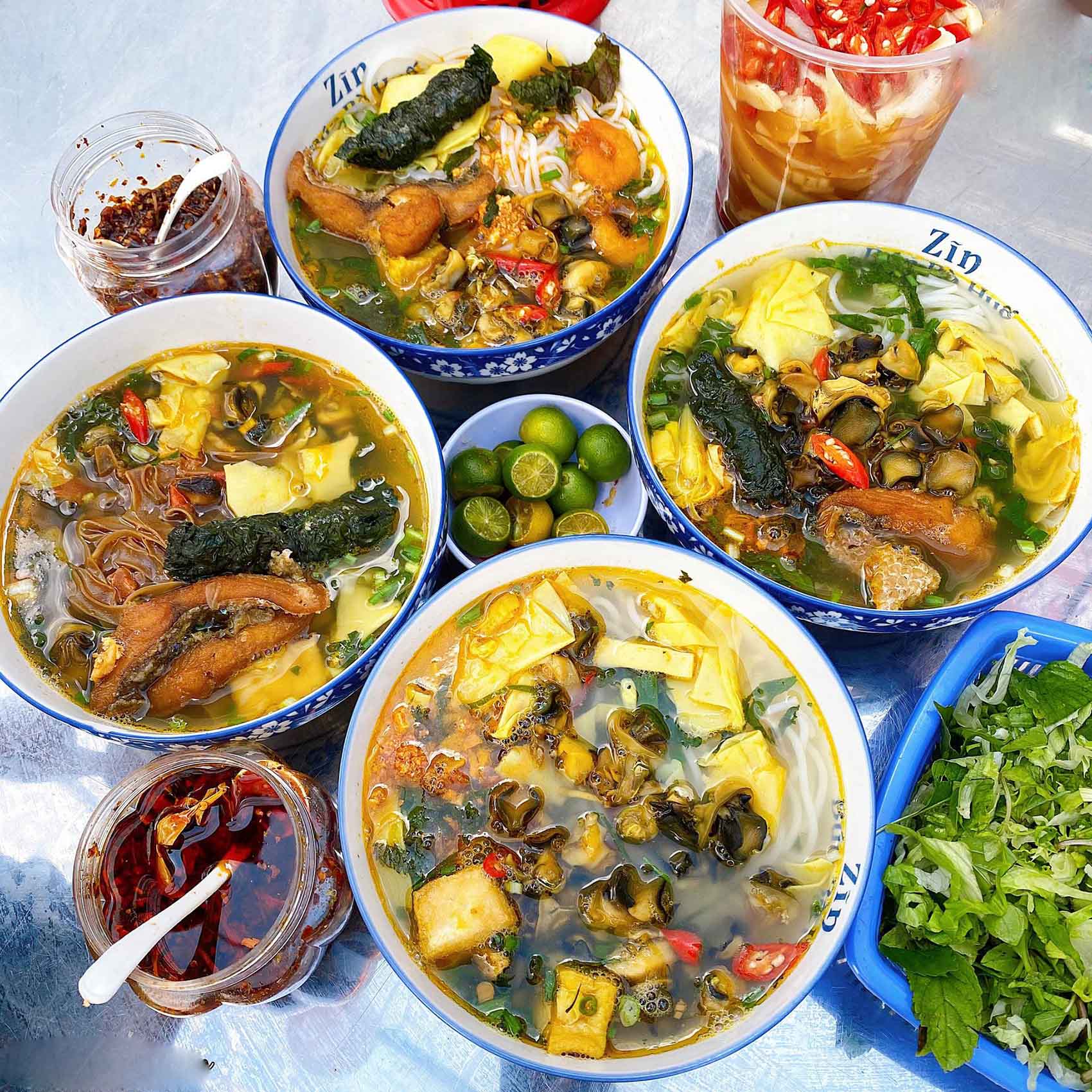 Bún ốc măng cay siêu ngon, siêu “bánh cuốn”