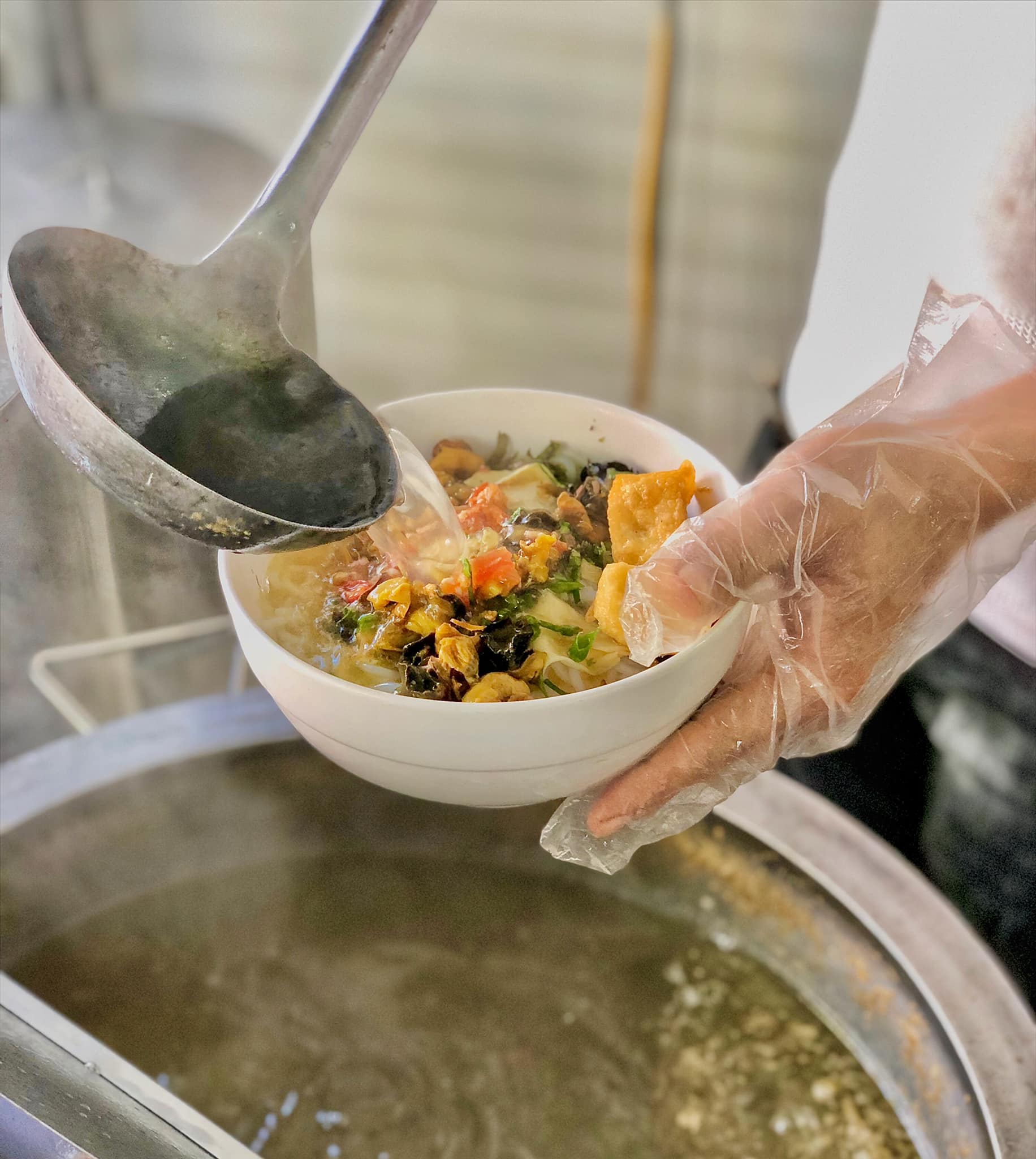 Nước dùng bún ốc nóng hổi, hương vị đậm đà 