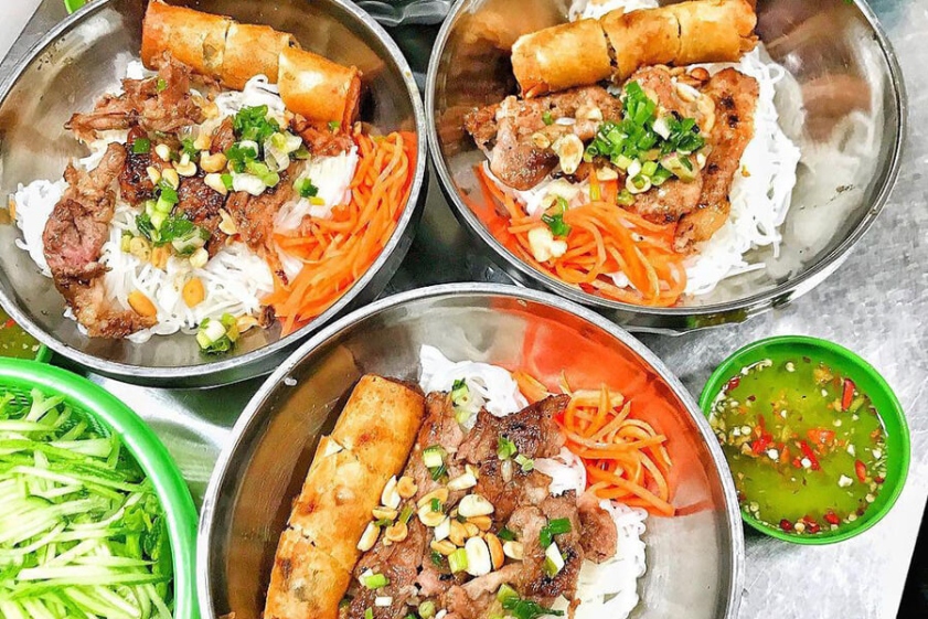 bún thịt nướng Hà Nội Bún trộn thịt nướng Hà Nội với hương vị cuốn hút, màu sắc bắt mắt