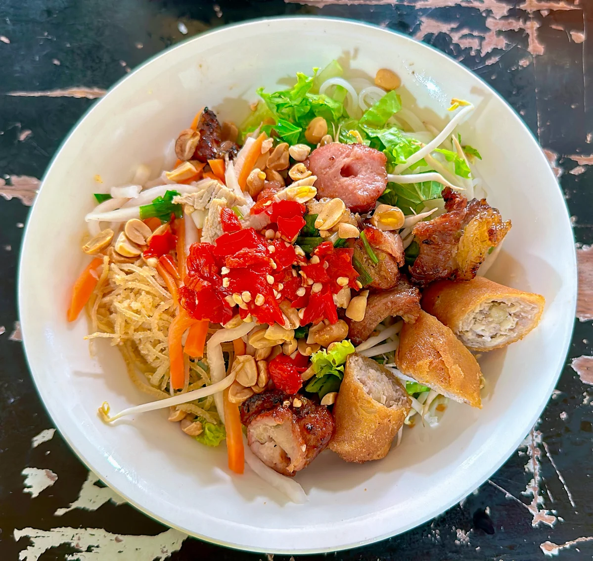 Bún thịt nướng Quy Nhơn Tô bún đầy đặn nhưng giá rất phải chăng