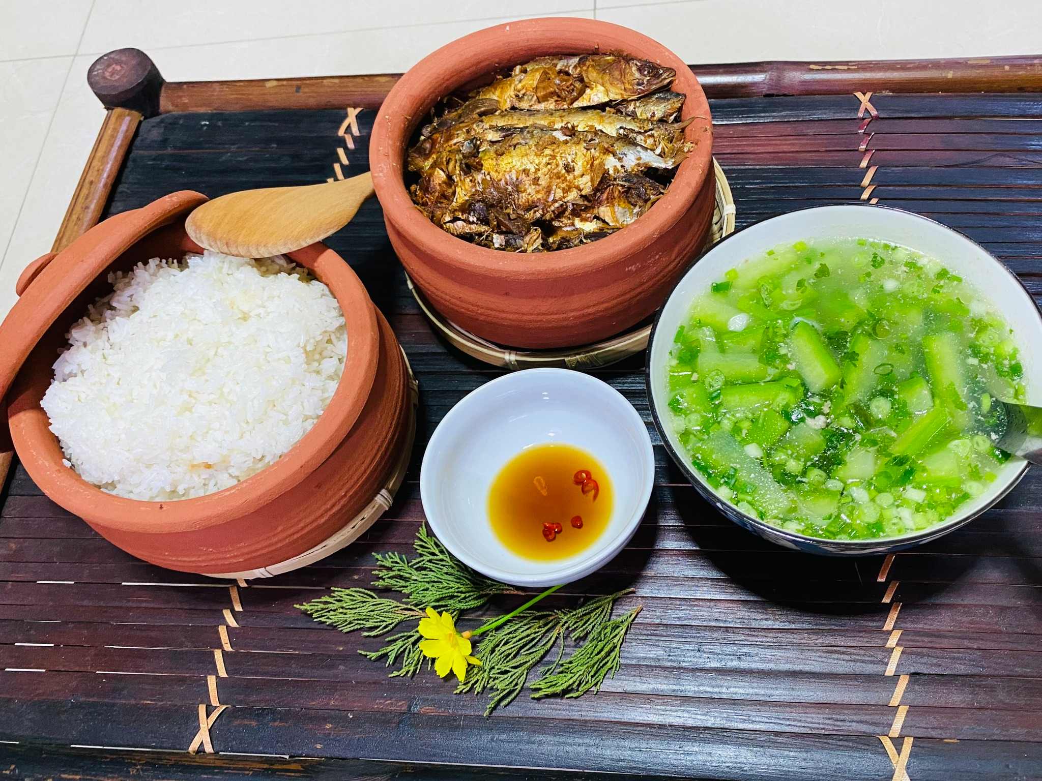 Cá mòi kho Quán có bán theo niêu phù hợp để biếu, tặng