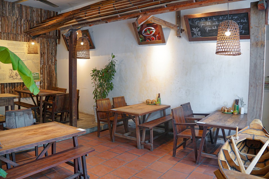 Không gian quán Cô Hồng được trang trí mộc mạc, dân dã