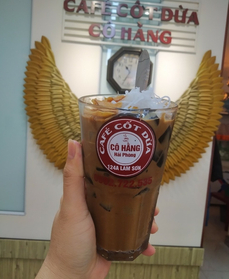 Quán cô Hằng là địa điểm thưởng thức cà phê cốt dừa quen thuộc với dân “sành ăn" 