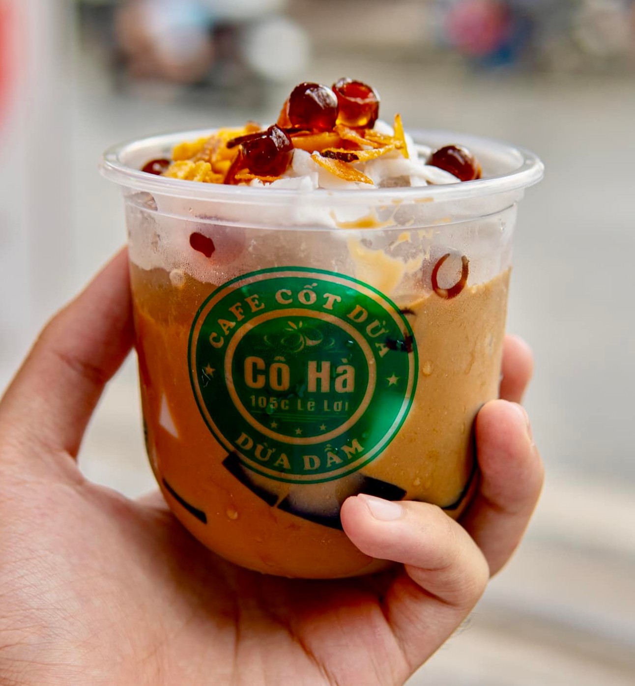 Ai đến quán cô Hà cũng gọi món cà phê cốt dừa 