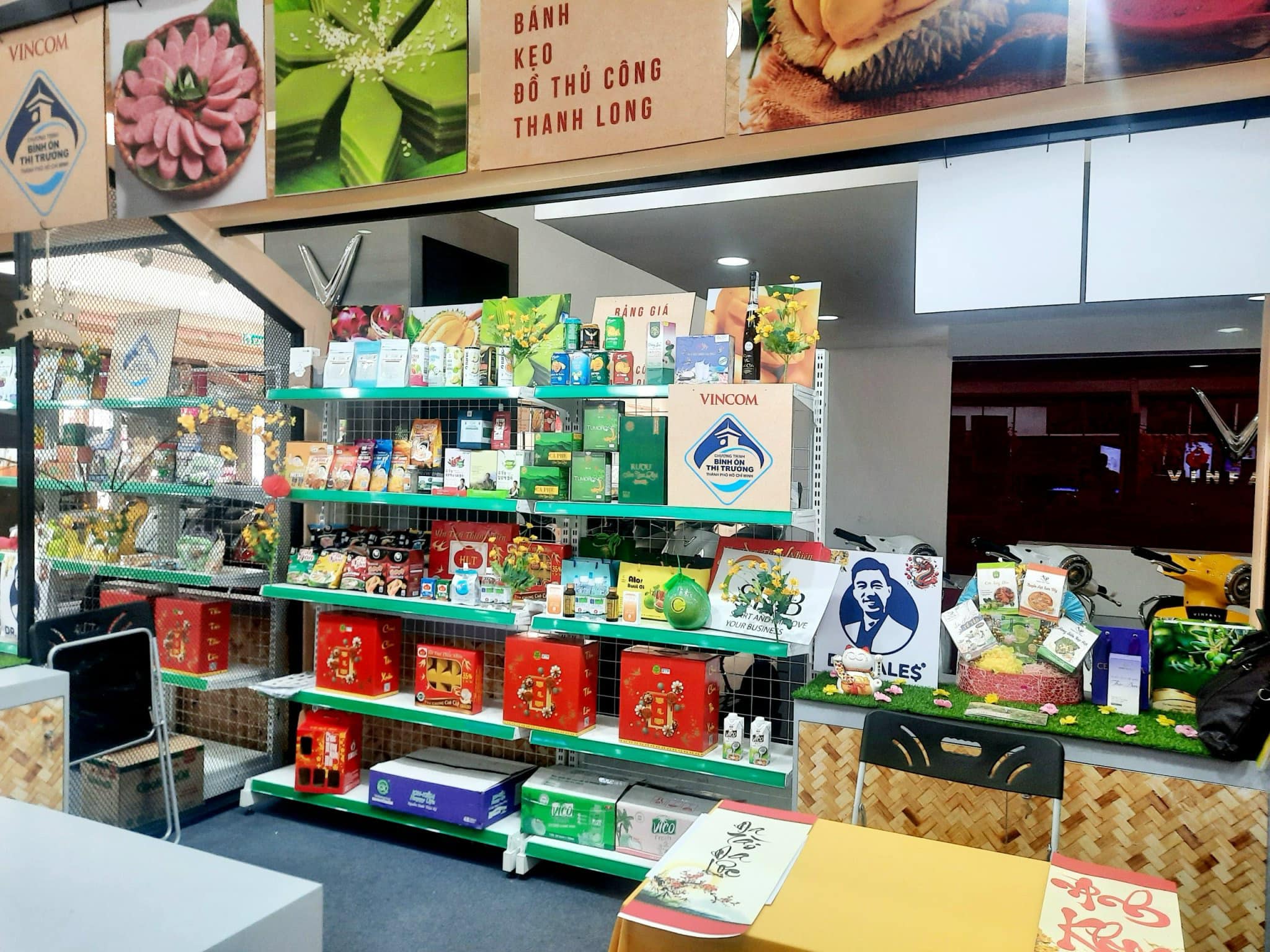 Các cửa hàng trong Vincom Plaza Cộng Hòa