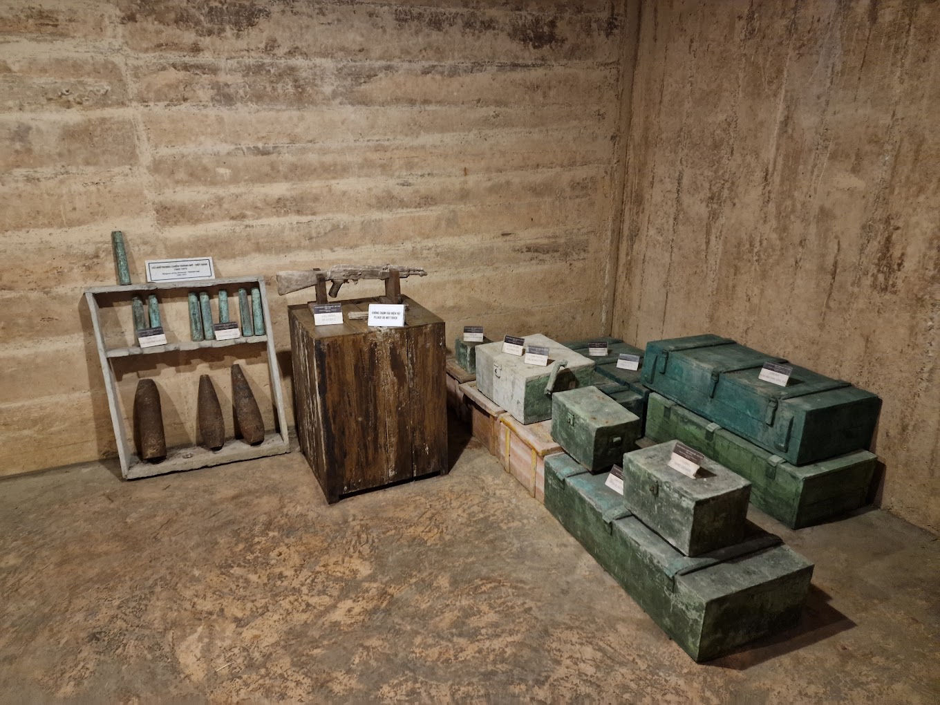 Các hiện vật bên trong hang