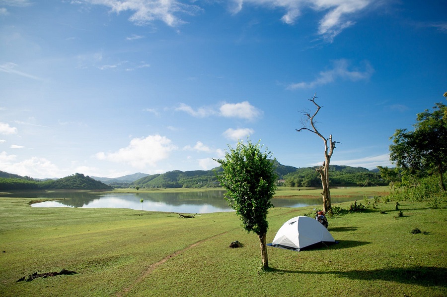 Cắm trại bên hồ Sông Mực