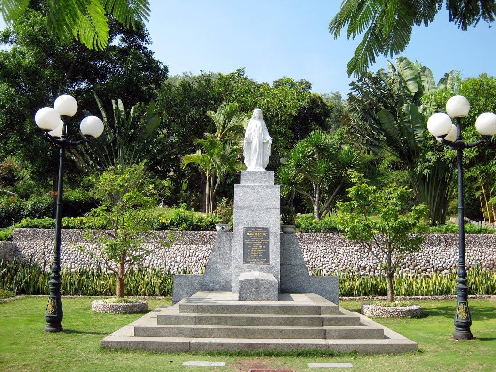 Cảng Quy Nhơn Tham quan mộ thi sĩ Hàn Mặc Tử