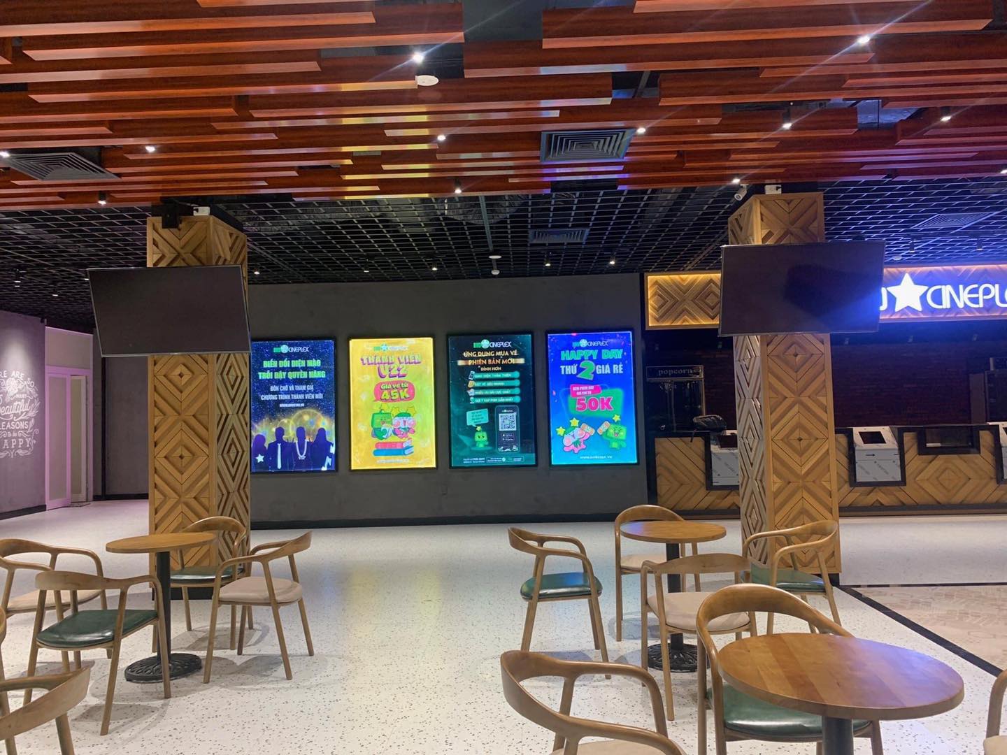 Khu vực sảnh chờ tại rạp chiếu phim BHD Discovery Cầu Giấy