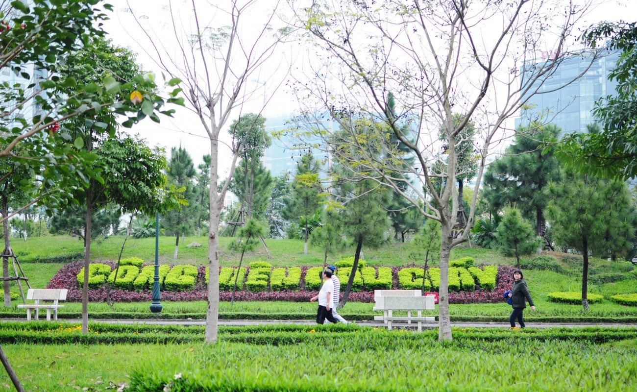 Khuôn viên xanh mát của công viên Cầu Giấy