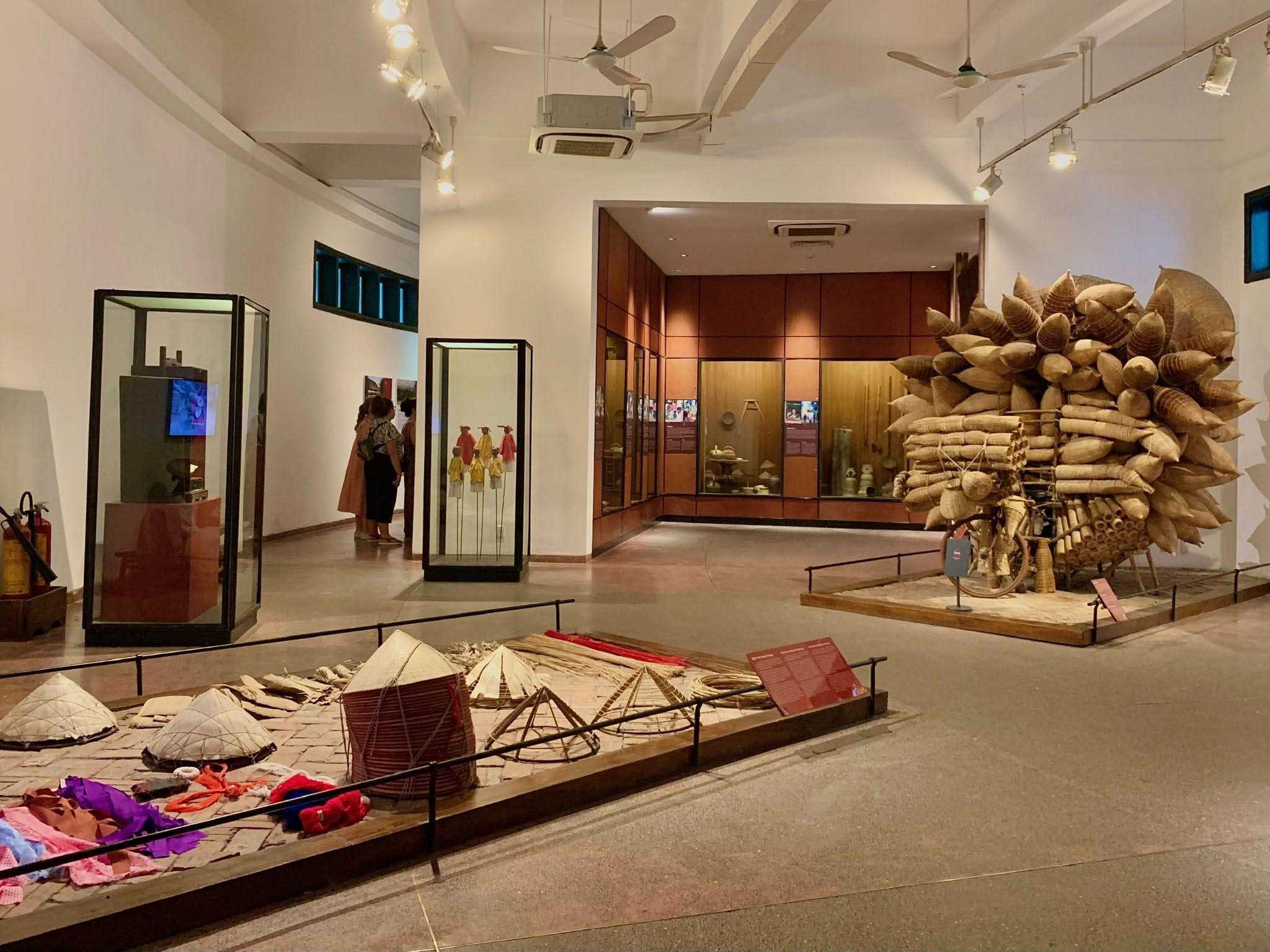 Bảo tàng Dân tộc học lưu giữ nhiều hiện vật quý giá thể hiện nét truyền thống của 54 dân tộc tại Việt Nam