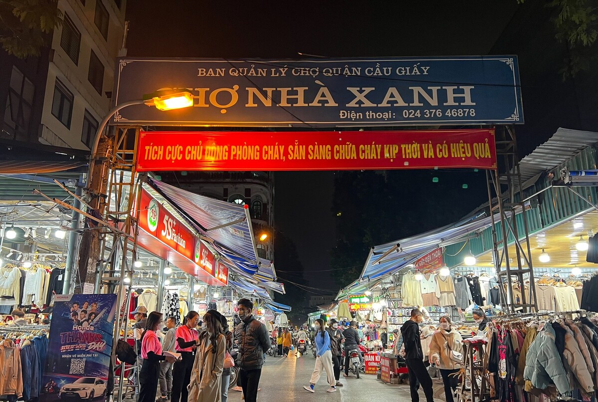 Chợ Nhà Xanh là địa điểm mua sắm quen thuộc với các bạn học sinh, sinh viên