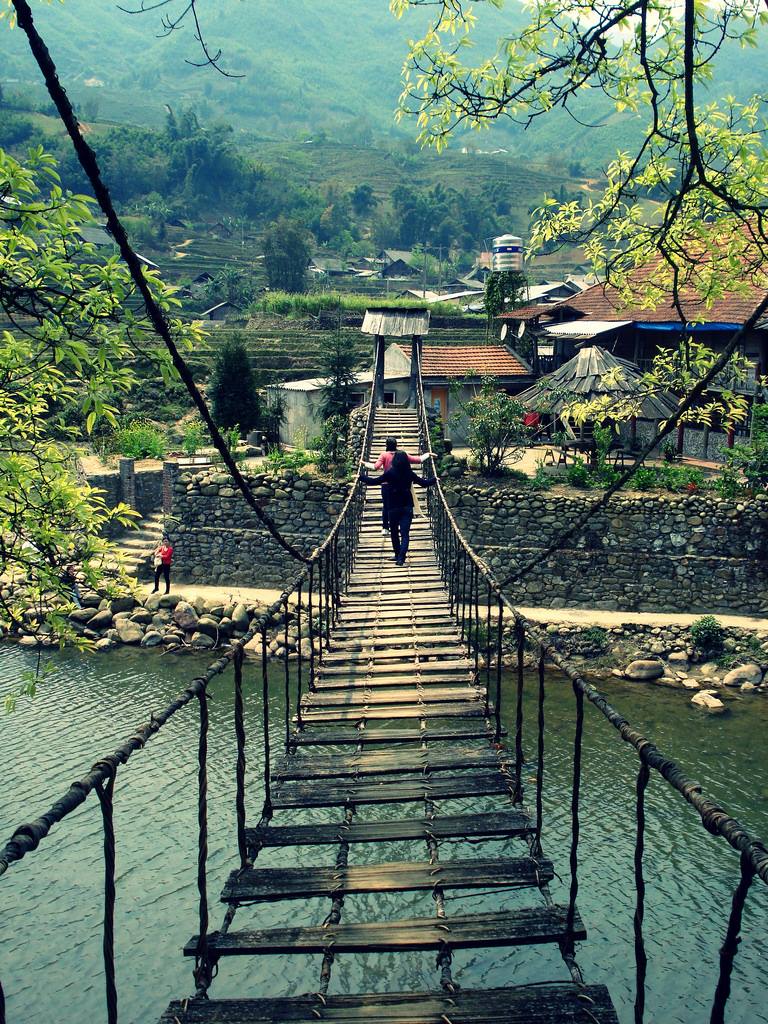 Cầu Mây bản Tả Van