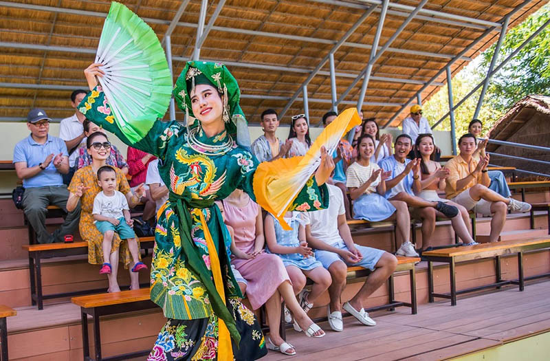 Cầu ngói Thanh Toàn Đến Đảo văn hóa dân gian, du khách sẽ được thưởng thức nhiều tiết mục văn hóa nghệ thuật đặc sắc