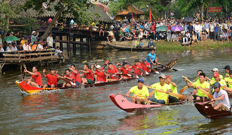 Cầu ngói Thanh Toàn Lễ hội tại cầu ngói diễn ra sôi nổi với nhiều trò chơi dân gian như: đua thuyền, kéo co,….