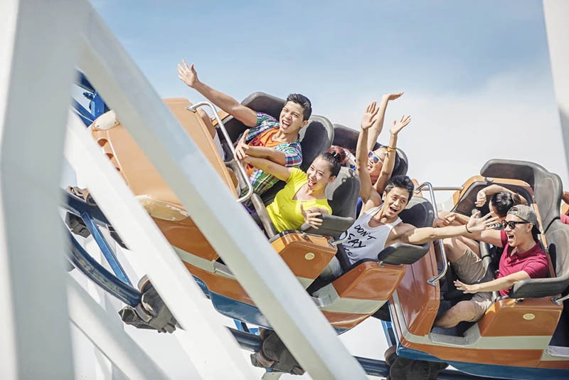 Cầu ngói Thanh Toàn Tàu lượn siêu tốc là một trong những trò chơi hút du khách nhất tại VinWonders Nam Hội An