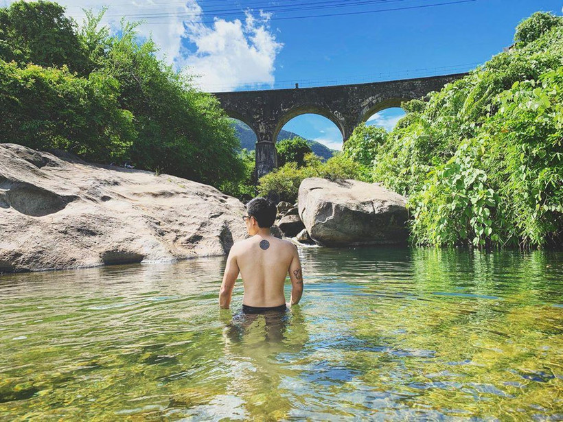 Cầu vòm Đồn Cả Tắm suối dưới chân cầu vòm Đồn Cả