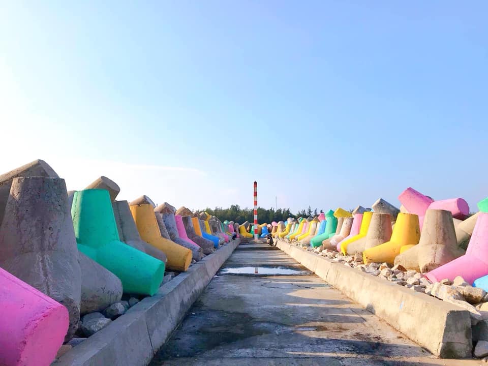 Khung cảnh tại bờ kè Lăng Cô