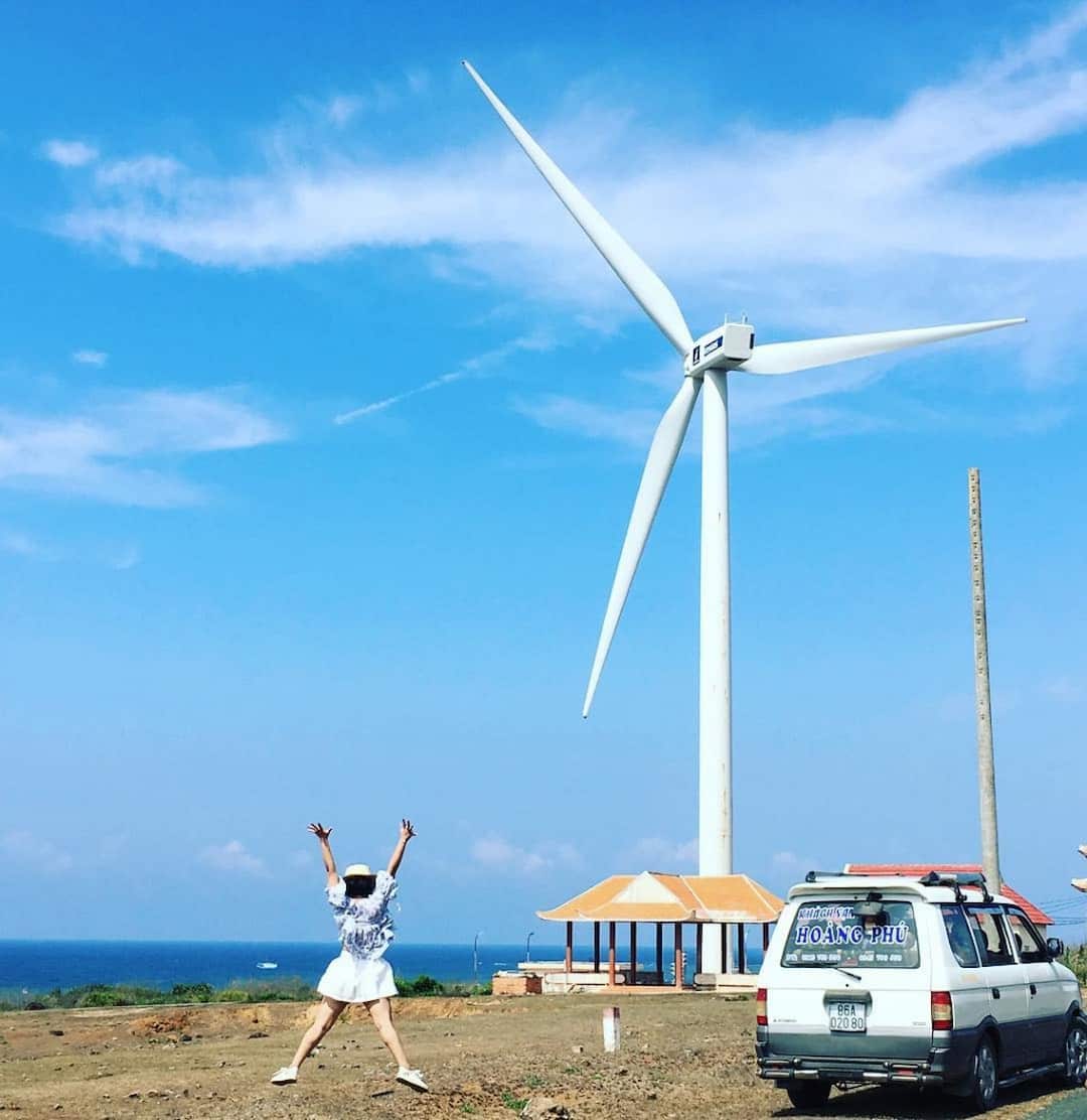 Con đường từ phong điện xuống làng chài Phú Long