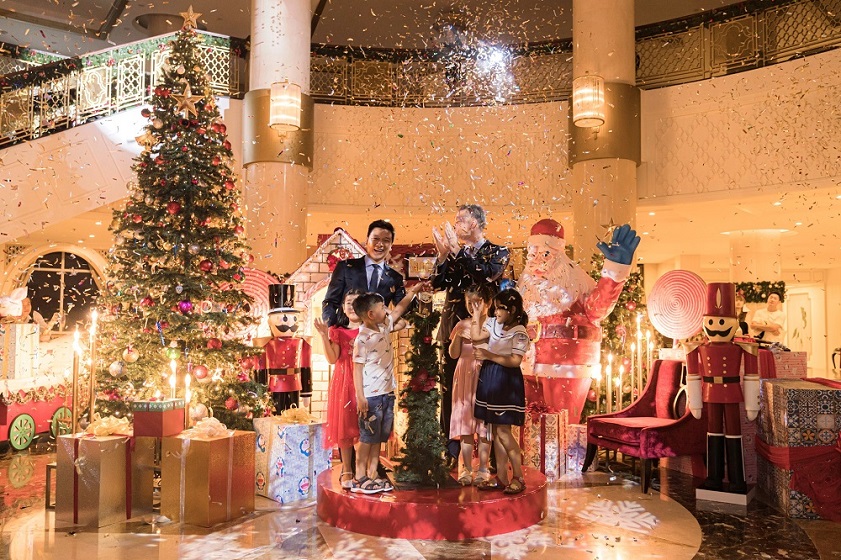 Cây thông mùa Giáng sinh Hình ảnh cây thông Noel mùa Giáng Sinh rực rỡ ánh đèn