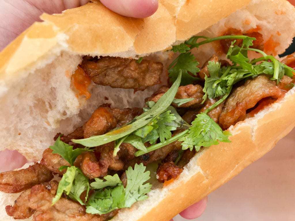 Bánh mì chả cá Lý Sơn là lựa chọn hấp dẫn cho bữa sáng nhanh, tiện lợi