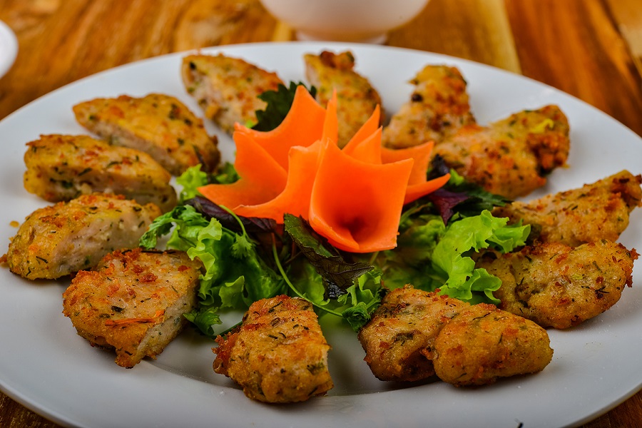 Chả cá chiên ăn cùng rau thơm, tương ớt là món ăn vặt vô cùng bắt vị