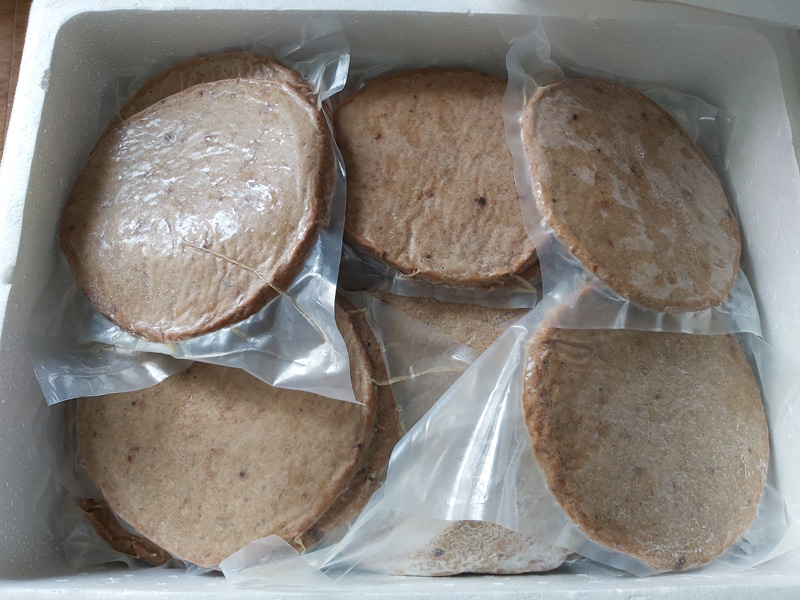 Chả cá đỏ Quảng Ngãi có thể giữ được chất lượng tươi ngon khi bảo quản trong thùng đá khoảng 8 đến 12 giờ