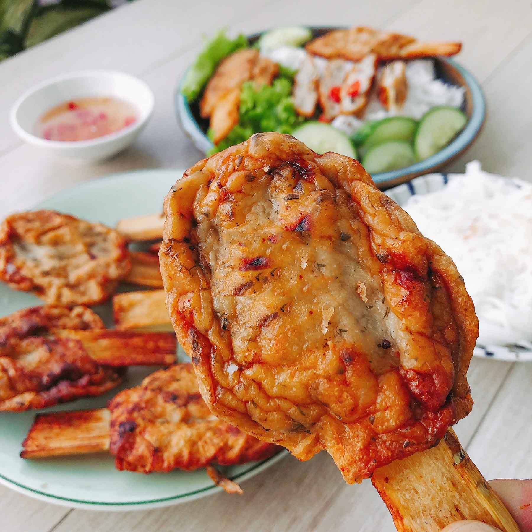 Chả chìa Hạ Lũng Các nguyên liệu chính của món ăn này gồm mực, thịt lợn và mía