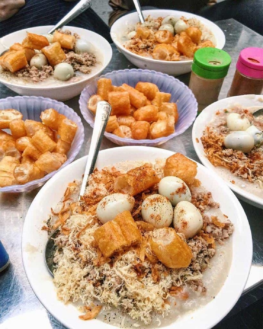 Bát cháo cay với rất nhiều loại topping