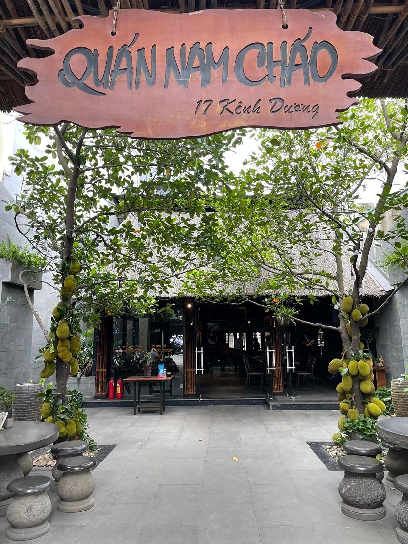 Không gian rộng rãi, sạch sẽ tại Quán Nam Cháo