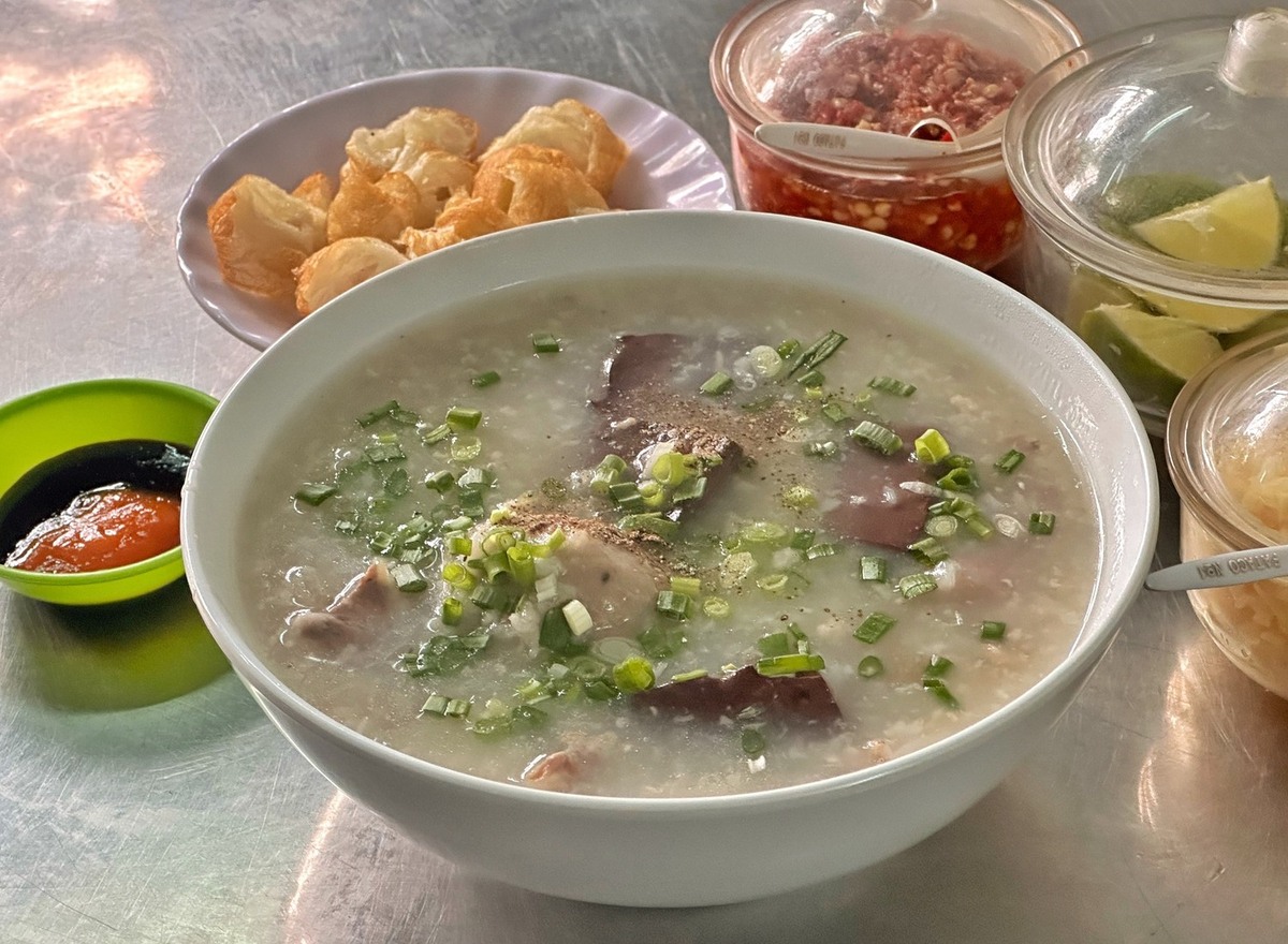 cháo lòng Huế Cháo lòng Huế là món ăn sáng quen thuộc với người dân Cố đô