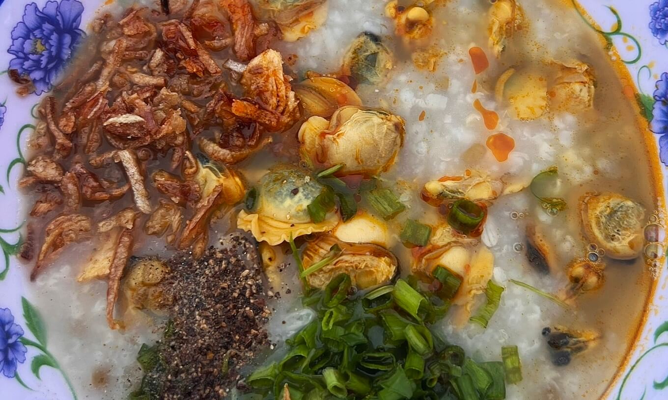 Sự kết hợp hài hòa của các nguyên liệu trong bát cháo nghêu Hội An