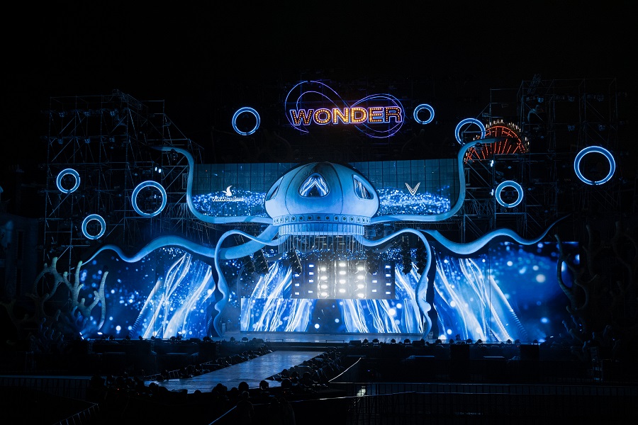 Charlie Puth and the Vietnamese artists at 8Wonder