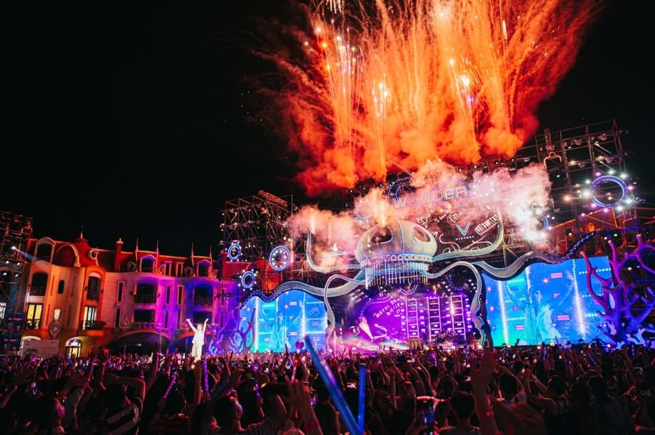 Charlie Puth and the Vietnamese artists at 8Wonder