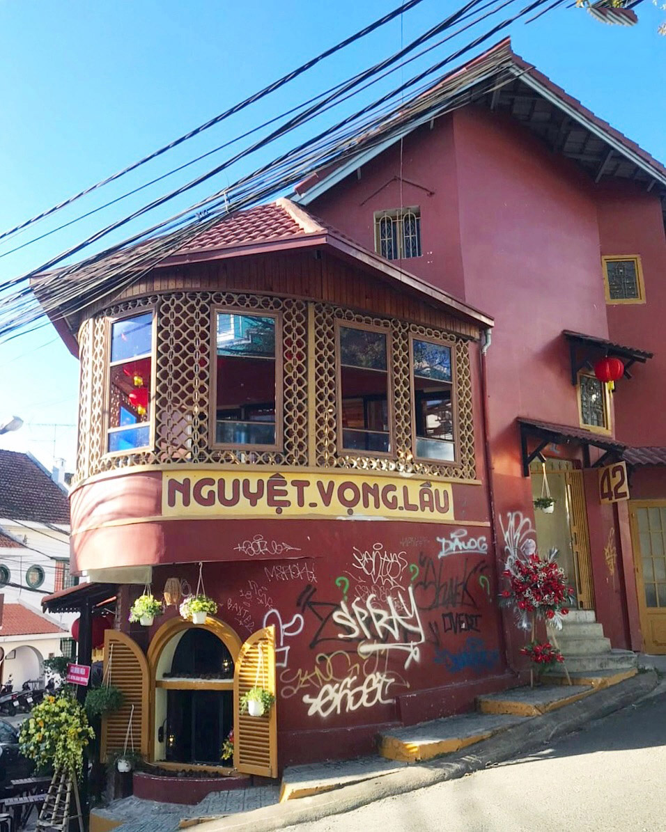 Quán chè Đà Lạt Nguyệt Vọng Lầu còn là địa điểm check in thu hút du khách