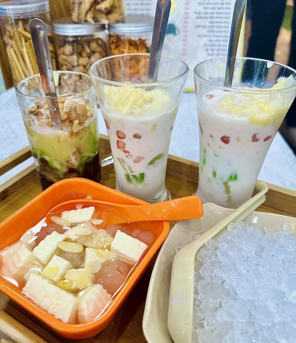 chè Hải Phòng Quán chè Hải Phòng này có menu đa dạng với nhiều món chè truyền thống hấp dẫn