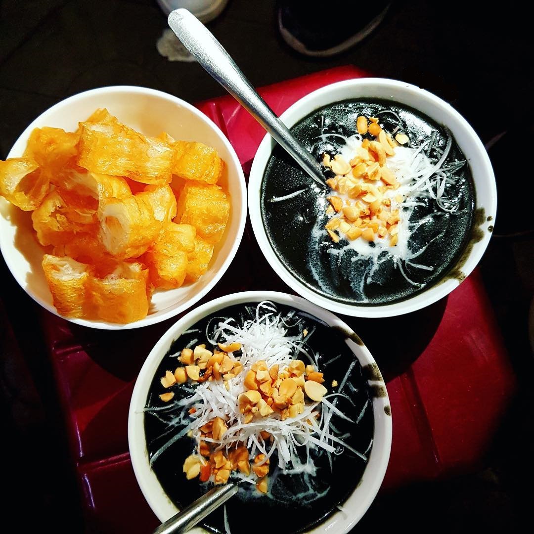 chè Hải Phòng Chè vừng được ăn kèm quẩy và dừa sợi nạo