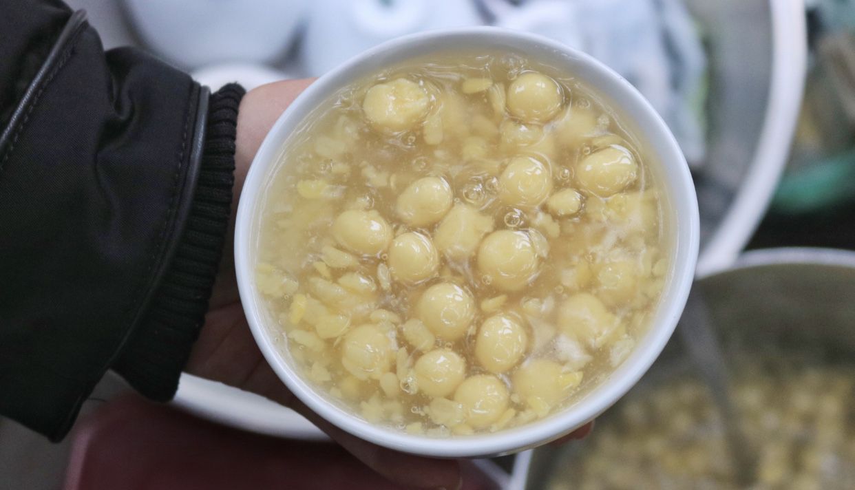 chè Hải Phòng Từng viên đỗ xanh được vo tròn, khi ăn cảm giác tan nhẹ trong miệng