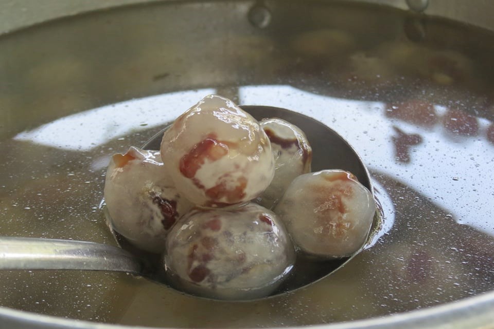 Chè Hẻm Huế Chè bột lọc heo quay hấp dẫn du khách bởi tên gọi độc đáo cùng hương vị đặc biệt